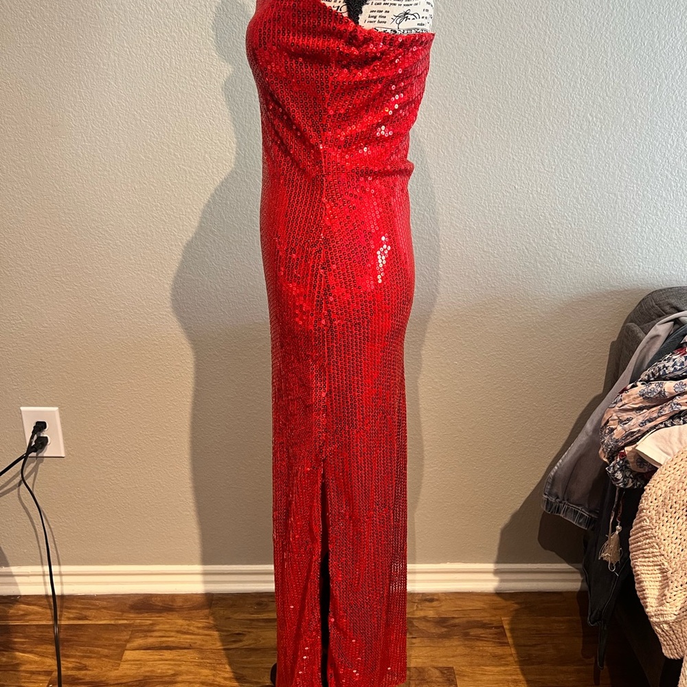 Elegant Red Sequin Strapless Dress - Picture 4 of 6